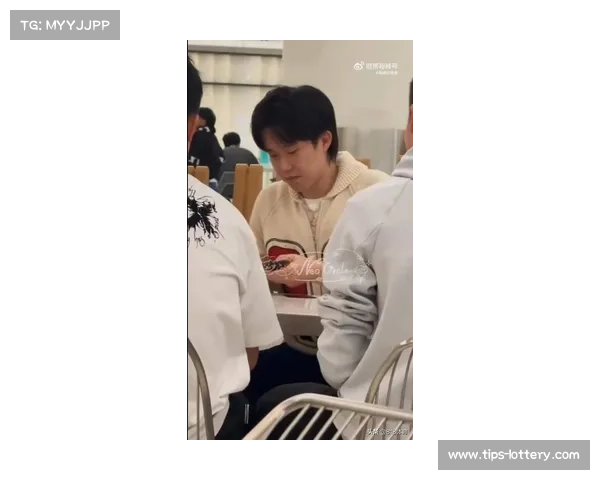 王楚钦香港候机时与队友打牌笑逐颜开 梁靖崑专心吃饭全程无动于衷